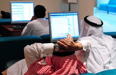 لِم لا يزال خط أرباح الشركات مسطّحًا رغم النموّ الاقتصادي في دول الخليج العربية