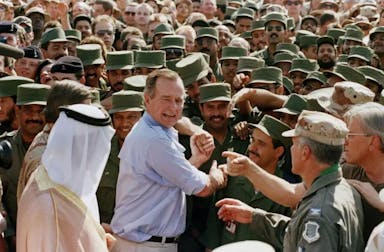 لماذا يشعر الكويتيون بالامتنان لجورج بوش الأب؟