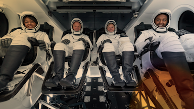 لحظة تاريخية — رحلة السعودية نحو الفضاء مع عبدالرزاق البلوشي
